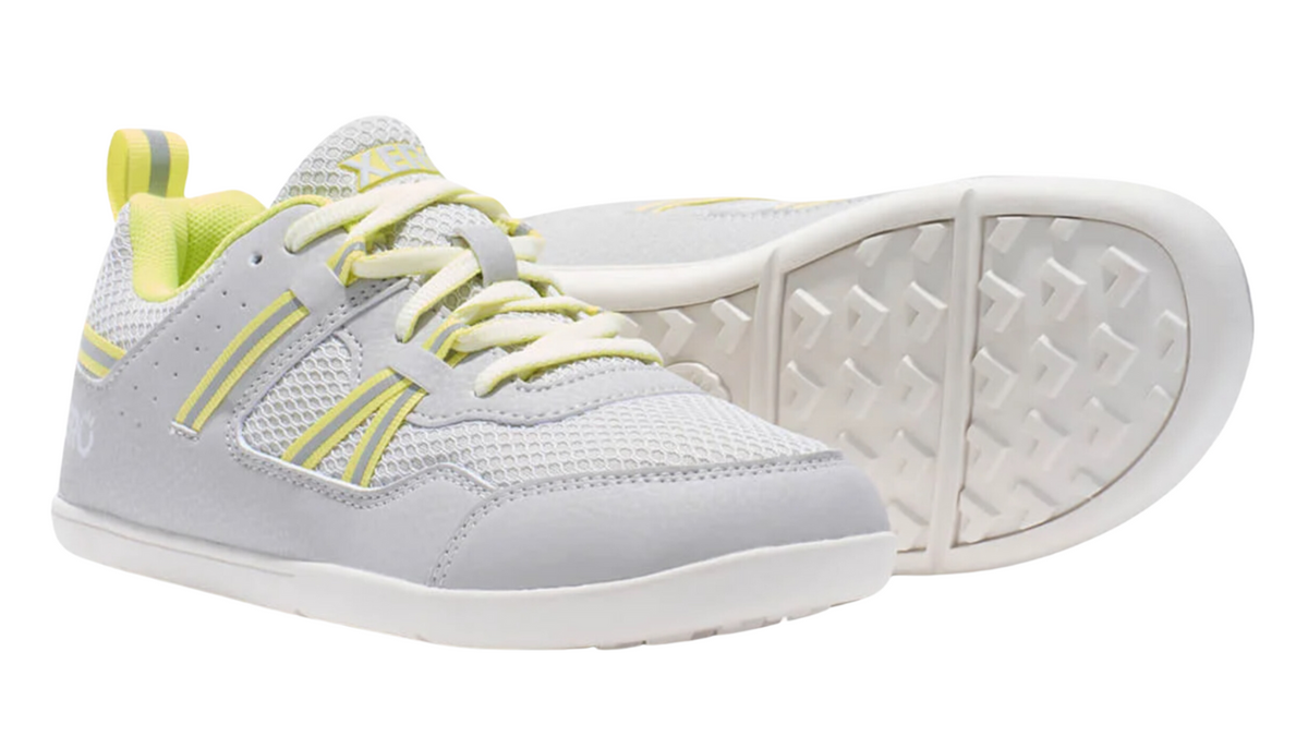Barfußturnschuh für Kinder als einzelner Schuh, profilierte flexible Sohle, geschlossene Zehen, geschlossener Fersenbereich, schräge Vorderansicht und Ansicht von unten.
