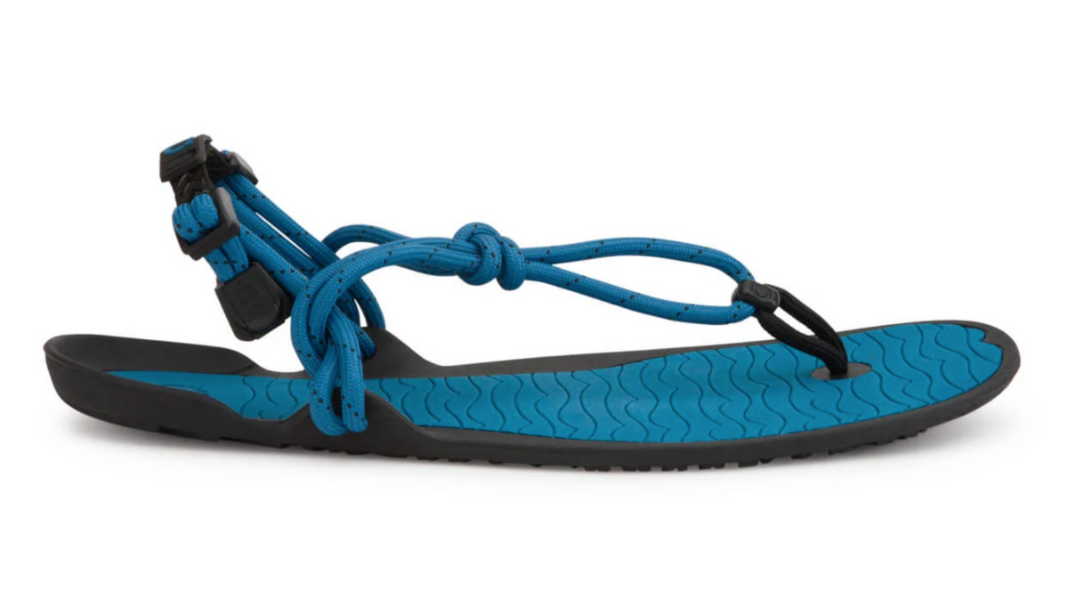 Barfußsandale mit Zehensteg und Riemchen, offene Zehen, offener Fersenbereich, flexible Sohle, Seitenansicht außen, einzelner Schuh