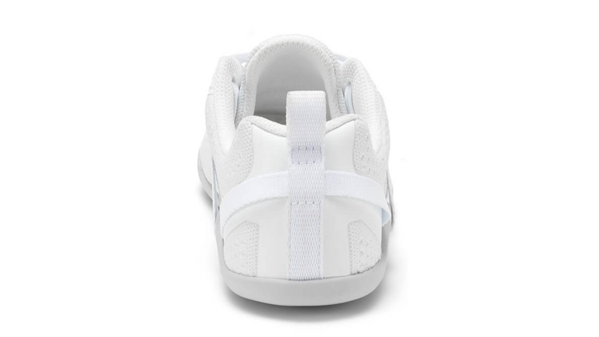 Barfußschuh mit Schnürung, breite Zehenbox, flexible Sohle, geschlossener Fersenbereich, Rückansicht, einzelner Schuh