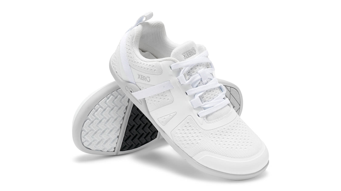Barfußschuh mit Schnürung, breite Zehenbox, flexible Sohle, geschlossener Fersenbereich, schräge Vorderansicht und Ansicht von unten