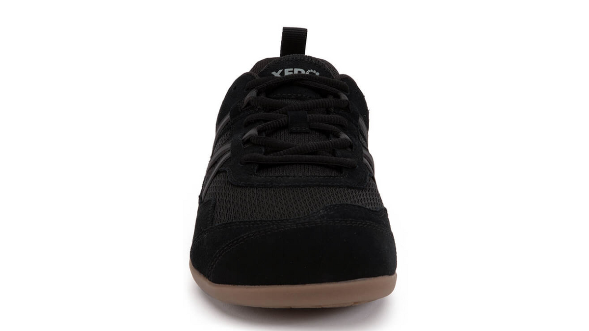 Barfußschuh mit Schnürung, breite Zehenbox, flexible Sohle, geschlossener Fersenbereich, Vorderansicht, einzelner Schuh