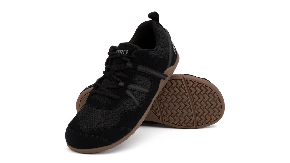 Barfußschuh mit Schnürung, breite Zehenbox, flexible Sohle, geschlossener Fersenbereich, schräge Vorderansicht als Paar