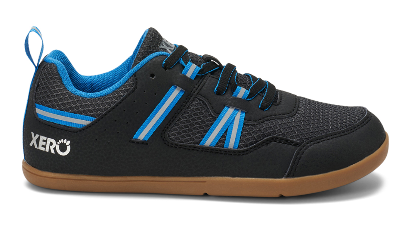 Barfußturnschuh für Kinder als einzelner Schuh, breite Zehenbox, geschlossene Zehen, geschlossener Fersenbereich, Schnürung, Seitenansicht außen.