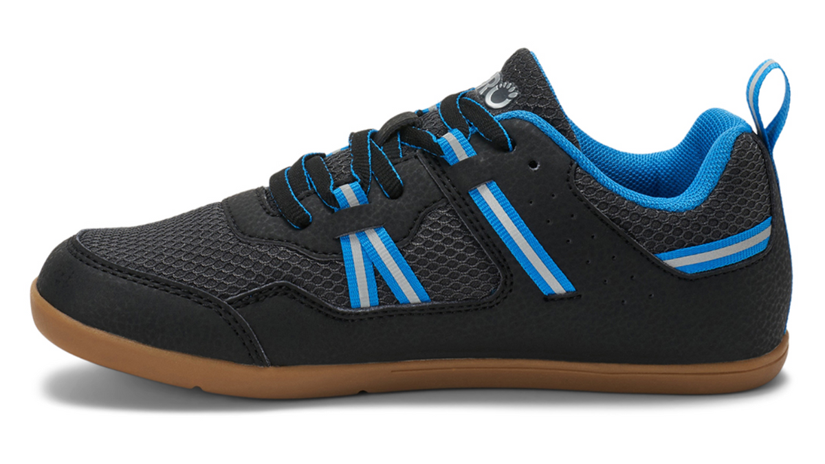 Barfußturnschuh für Kinder als einzelner Schuh, breite Zehenbox, geschlossene Zehen, geschlossener Fersenbereich, Schnürung, Seitenansicht innen.