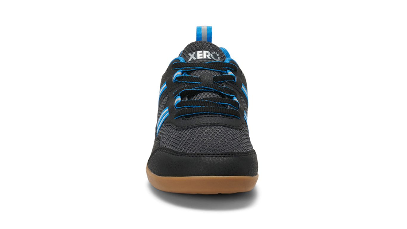 Barfußturnschuh für Kinder als einzelner Schuh, geschlossene Zehen, Schnürung, Frontansicht.