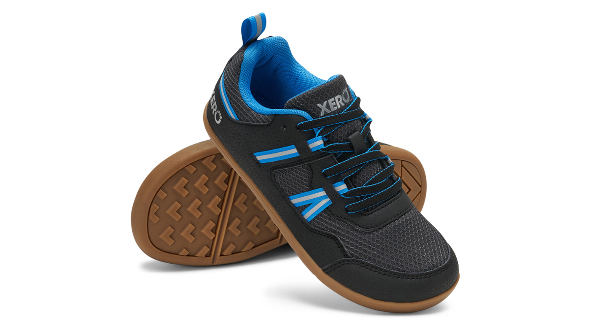 Barfußturnschuh für Kinder als einzelner Schuh, profilierte flexible Sohle, geschlossene Zehen, geschlossener Fersenbereich, schräge Vorderansicht und Ansicht von unten.