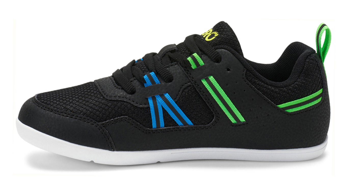 Barfußturnschuh für Kinder als einzelner Schuh, breite Zehenbox, geschlossene Zehen, geschlossener Fersenbereich, Schnürung, Seitenansicht innen.