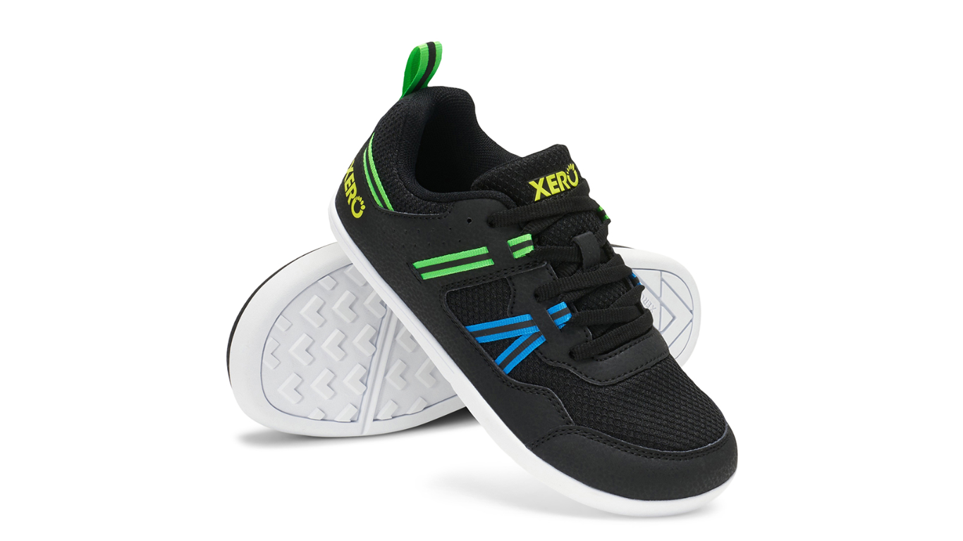 Barfußturnschuh für Kinder als einzelner Schuh, profilierte flexible Sohle, geschlossene Zehen, geschlossener Fersenbereich, schräge Vorderansicht und Ansicht von unten.