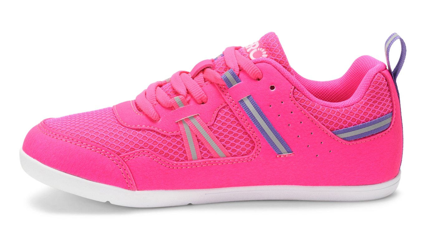 Barfußturnschuh für Kinder als einzelner Schuh, breite Zehenbox, geschlossene Zehen, geschlossener Fersenbereich, Schnürung, Seitenansicht innen.