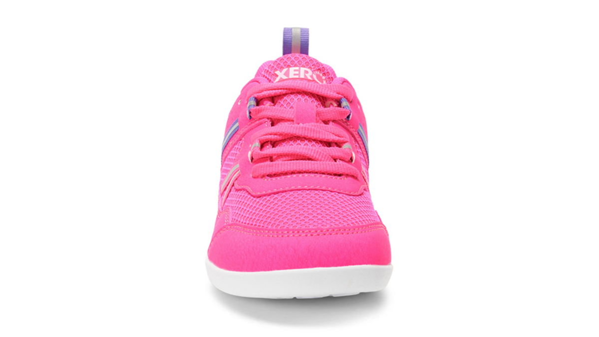 Barfußturnschuh für Kinder als einzelner Schuh, geschlossene Zehen, Schnürung, Frontansicht.