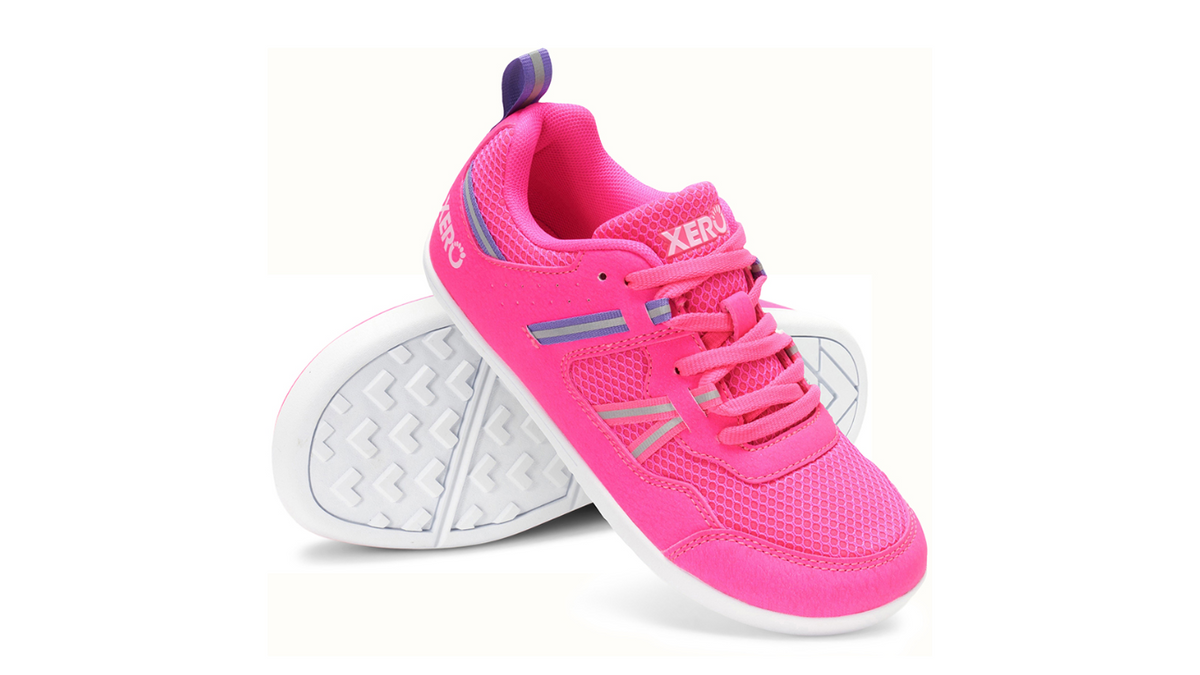 Barfußturnschuh für Kinder als einzelner Schuh, profilierte flexible Sohle, geschlossene Zehen, geschlossener Fersenbereich, schräge Vorderansicht und Ansicht von unten.