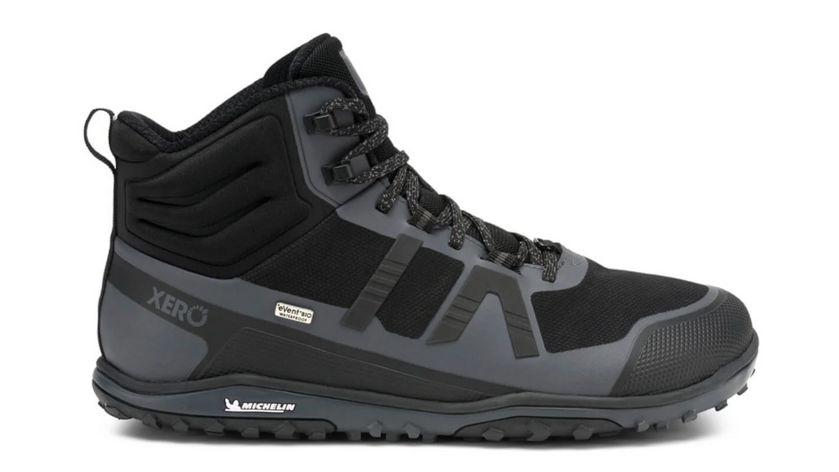 Knöchelhoher Barfußwanderschuh für Erwachsene als einzelner Schuh, breite Zehenbox, geschlossene Zehen, geschlossener Fersenbereich, Schnürung, Seitenansicht außen.