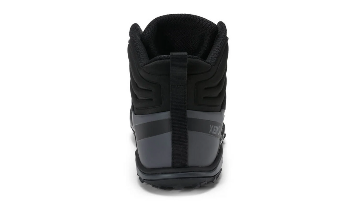 Knöchelhoher Barfußwanderschuh für Erwachsene als einzelner Schuh, geschlossener Fersenbereich, Rückansicht.