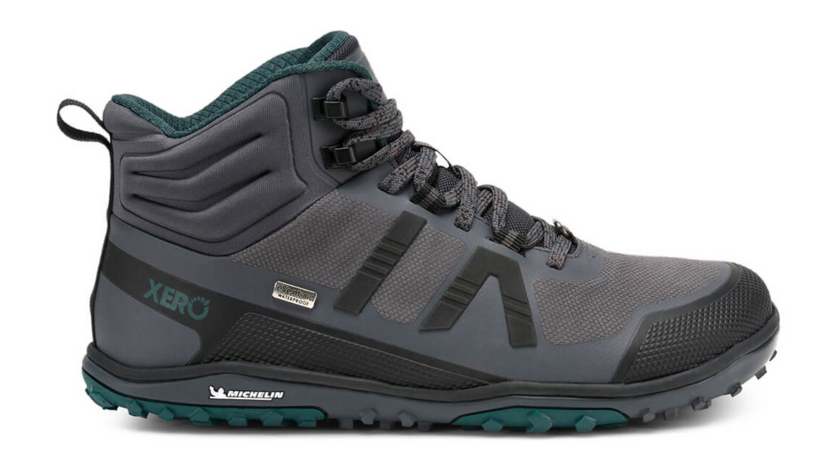Knöchelhoher Barfußwanderschuh für Erwachsene als einzelner Schuh, breite Zehenbox, geschlossene Zehen, geschlossener Fersenbereich, Schnürung, Seitenansicht außen.
