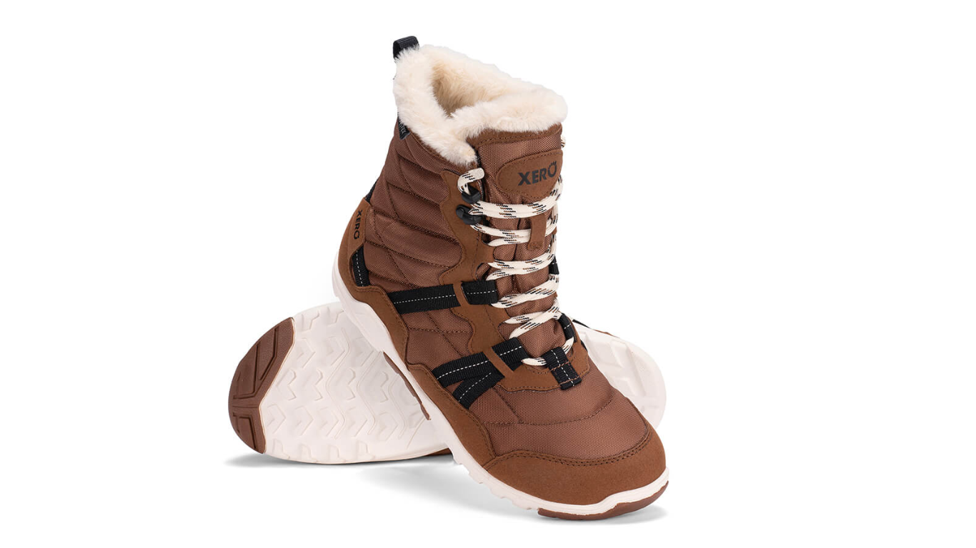 Barfußwinterstiefel, geschlossene Zehen und geschlossener Fersenbereich, Schnürung mit Ösen, profilierte Sohle, schräge Vorderansicht und Ansicht von unten als Paar