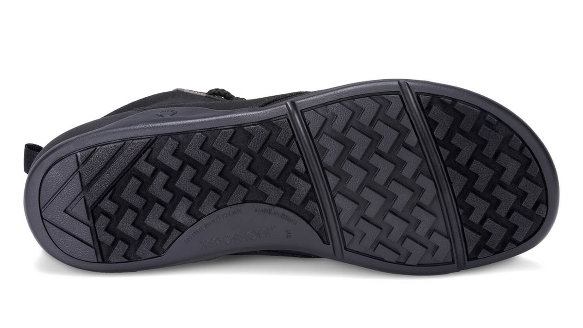 Barfußschuh mit flexibler Profilsohle, breite Sohlenform im Vorfußbereich, Ansicht von unten, einzelner Schuh