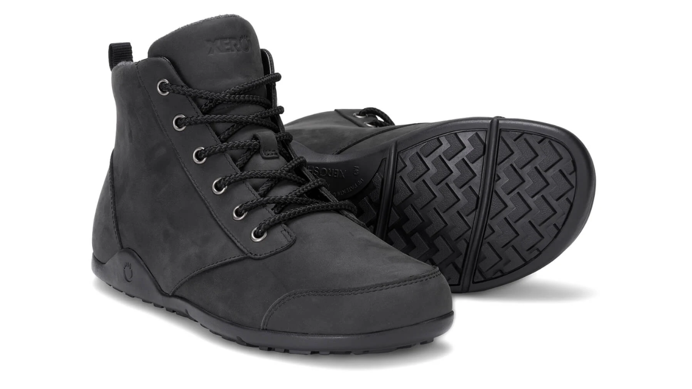 Barfußstiefel mit Schnürung, breite Zehenbox, flexible Sohle, geschlossener Schaft, geschlossener Fersenbereich, schräge Vorderansicht und Ansicht von unten