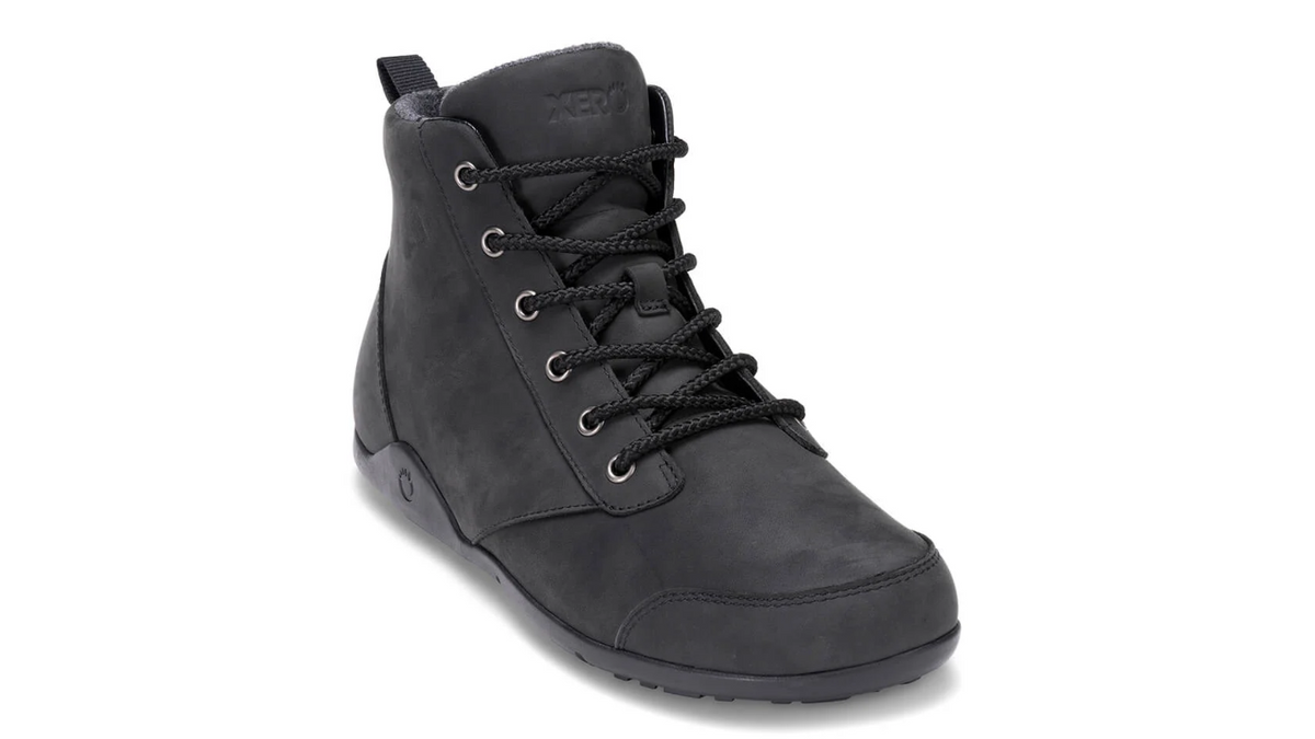 Barfußstiefel mit Schnürung, breite Zehenbox, flexible Sohle, geschlossener Schaft, geschlossener Fersenbereich, schräge Vorderansicht