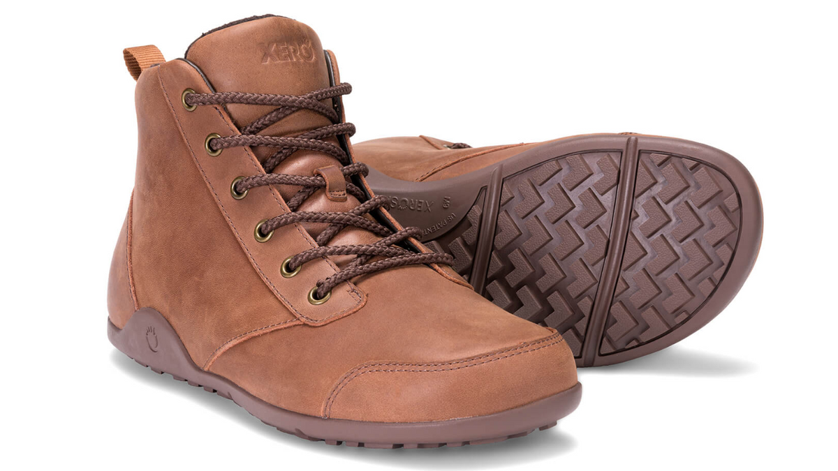 Barfußstiefel mit Schnürung, breite Zehenbox, flexible Sohle, geschlossener Schaft, geschlossener Fersenbereich, schräge Vorderansicht und Ansicht von unten