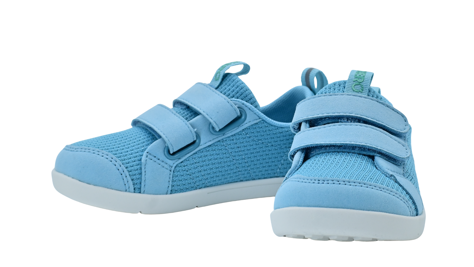 Kinder-Barfußsneaker mit zwei Klettverschlüssen, Mesh-Obermaterial und geschlossener Zehenpartie, schräge Vorderansicht als Paar