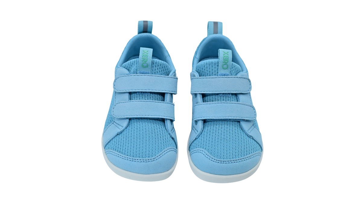 Kinder-Barfußsneaker mit zwei Klettverschlüssen, Mesh-Obermaterial und geschlossener Zehenpartie, Vorderansicht als Paar