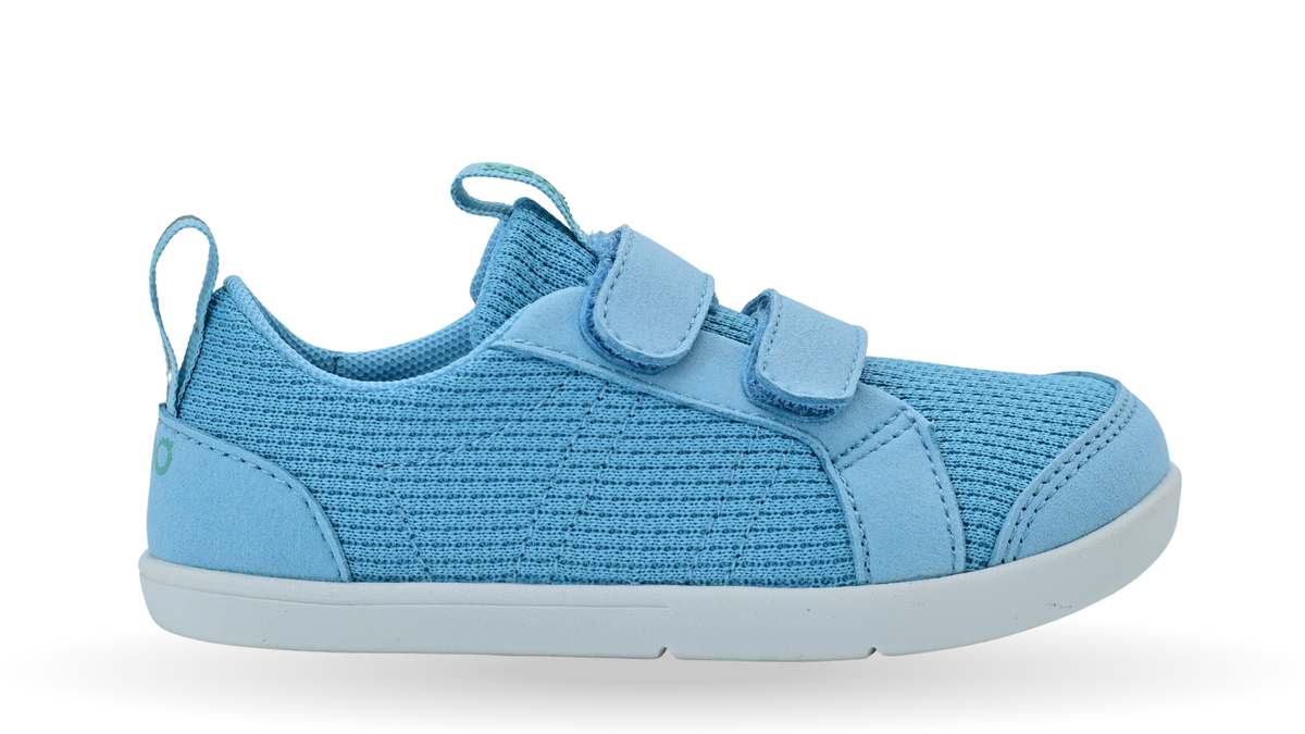 Kinder-Barfußsneaker mit zwei Klettverschlüssen, Mesh-Obermaterial und geschlossener Zehenpartie in Seitenansicht außen