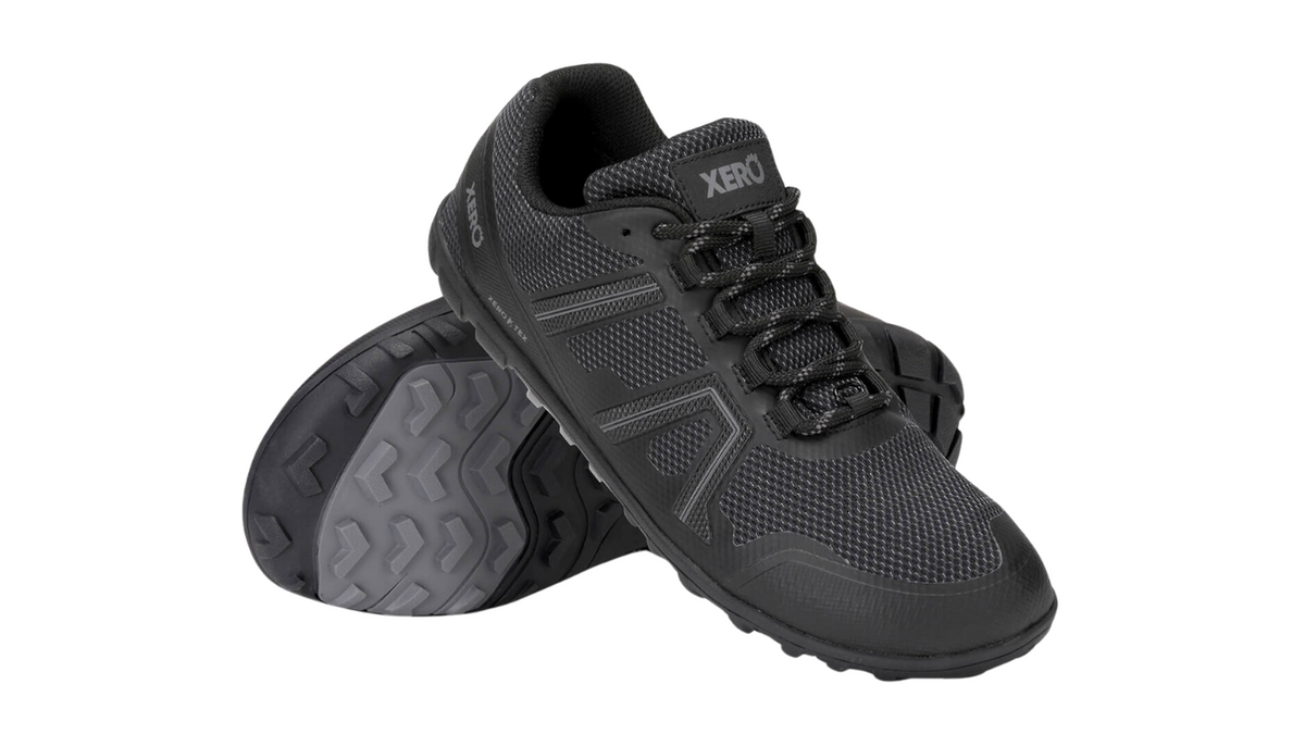 Barfußschuh mit Schnürung, breite Zehenbox, flexible Sohle, geschlossener Fersenbereich, schräge Vorderansicht und Ansicht von unten