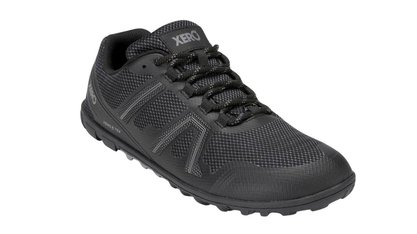 Barfußschuh mit Schnürung, breite Zehenbox, flexible Sohle, geschlossener Fersenbereich, schräge Vorderansicht