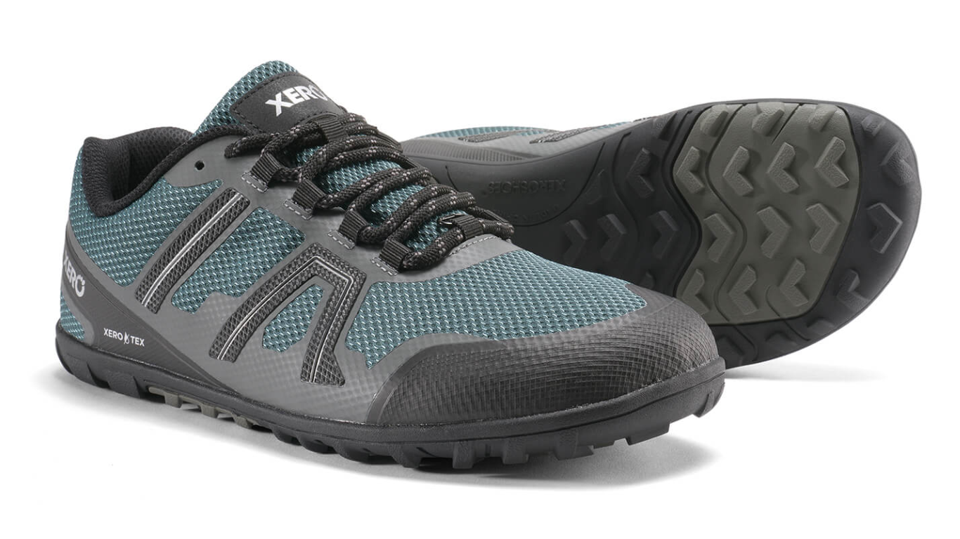 Barfußschuh mit Schnürung, breite Zehenbox, flexible Sohle, geschlossener Fersenbereich, schräge Vorderansicht und Ansicht von unten