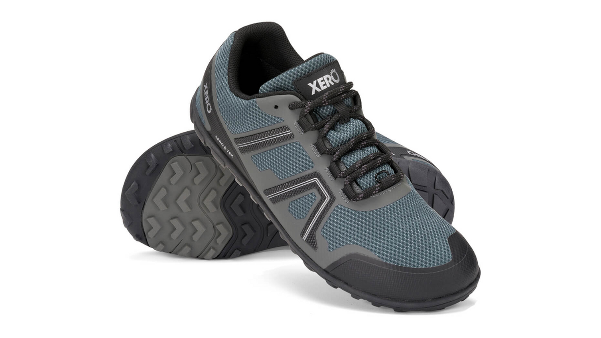 Barfußschuh mit Schnürung, breite Zehenbox, flexible Sohle, geschlossener Fersenbereich, schräge Vorderansicht und Ansicht von unten