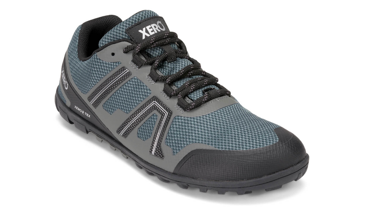 Barfußschuh mit Schnürung, breite Zehenbox, flexible Sohle, geschlossener Fersenbereich, schräge Vorderansicht