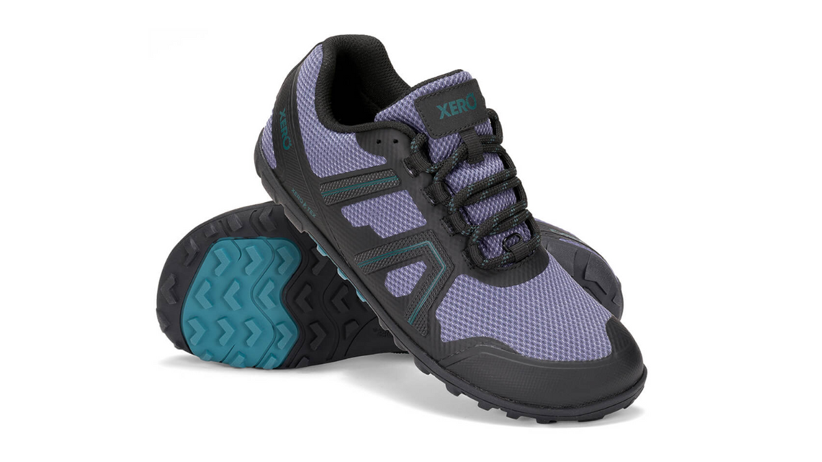 Barfußschuh mit Schnürung, breite Zehenbox, flexible Sohle, geschlossener Fersenbereich, schräge Vorderansicht und Ansicht von unten