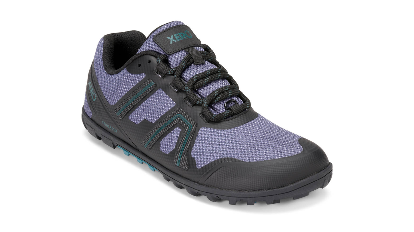 Barfußschuh mit Schnürung, breite Zehenbox, flexible Sohle, geschlossener Fersenbereich, schräge Vorderansicht