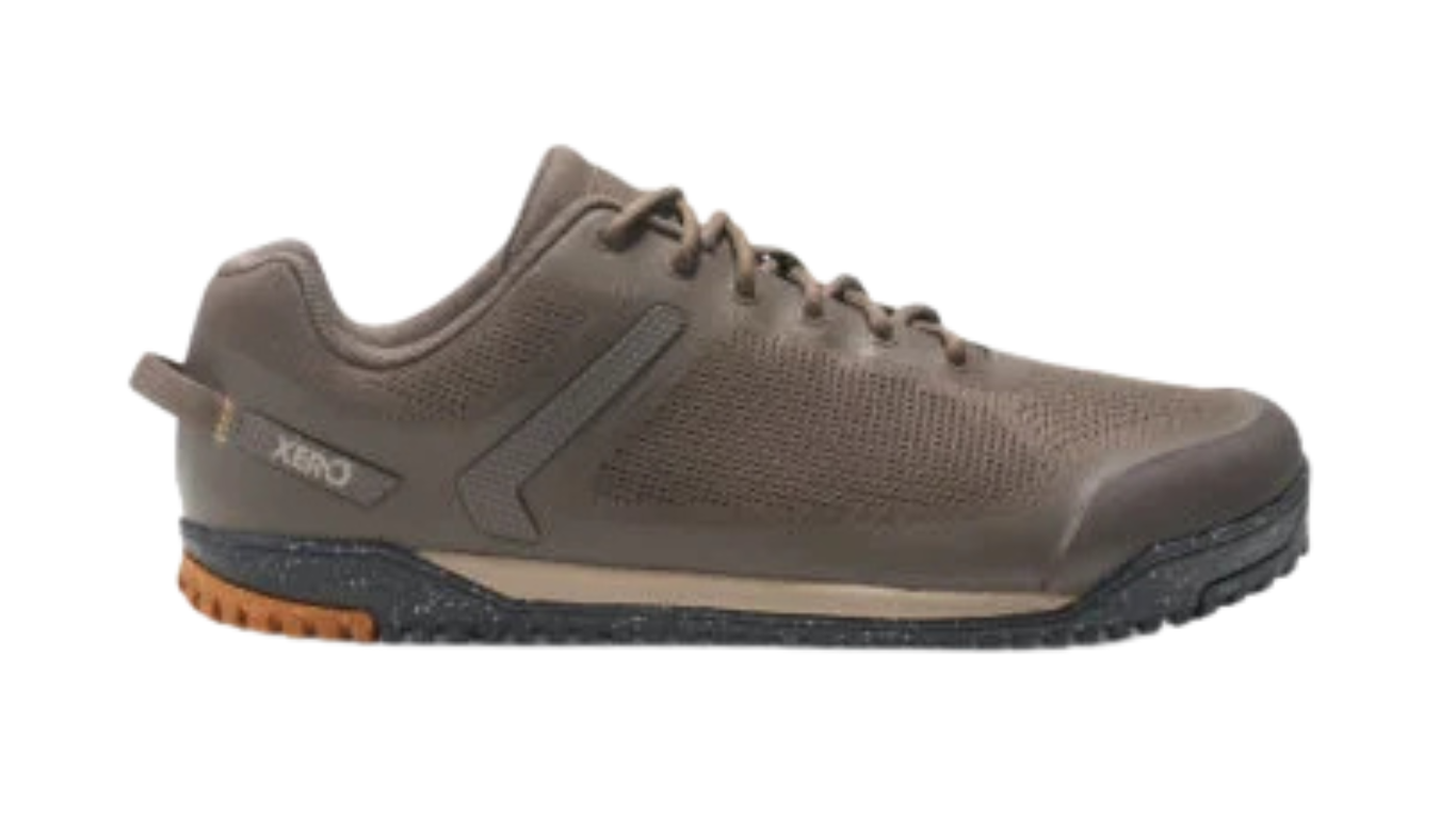 Barfußwanderschuh Halbschuh für Erwachsene als einzelner Schuh, breite Zehenbox, geschlossene Zehen, geschlossener Fersenbereich, Schnürung, Seitenansicht außen.
