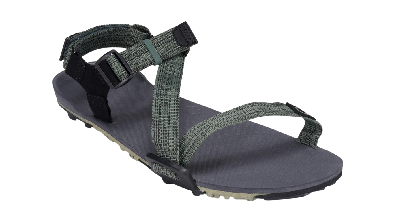 Barfußsandale, offene Zehen und offener Fersenbereich, Riemenkonstruktion mit verstellbaren Riemen, profilierte Sohle, Einzelschuh, schräge Vorderansicht