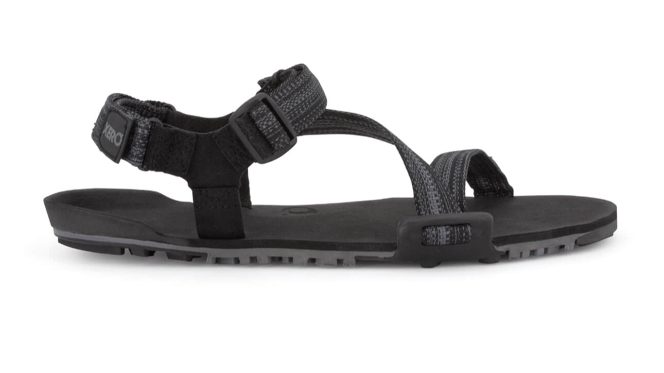 Barfußsandale, offene Zehen und offener Fersenbereich, Riemenkonstruktion mit verstellbaren Riemen, profilierte Sohle, Einzelschuh, Seitenansicht außen