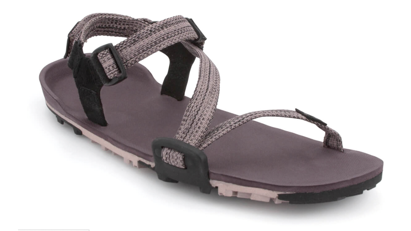 Barfußsandale, offene Zehen und offener Fersenbereich, Riemenkonstruktion mit verstellbaren Riemen, profilierte Sohle, Einzelschuh, schräge Vorderansicht