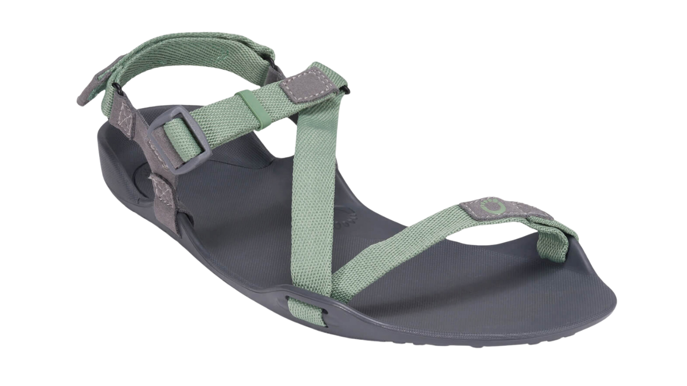 Barfußsandale, offene Zehen und offener Fersenbereich, Riemenkonstruktion mit verstellbaren Riemen, flexible Sohle, Einzelschuh, schräge Vorderansicht