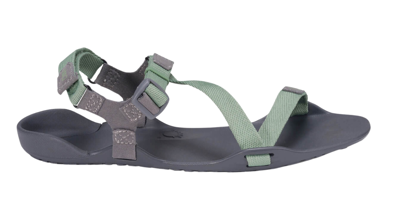 Barfußsandale, offene Zehen und offener Fersenbereich, Riemenkonstruktion mit verstellbaren Riemen, flexible Sohle, Einzelschuh, Seitenansicht außen