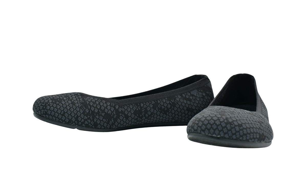 Barfußballerinas für Damen als Paar mit breiter Zehenbox und geschlossenen Zehen, schräge Vorderansicht