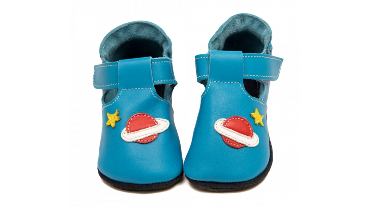 Barfußschuh für Kinder als Paar, geschlossener Fersenbereich, Klettverschluss, Draufsicht.