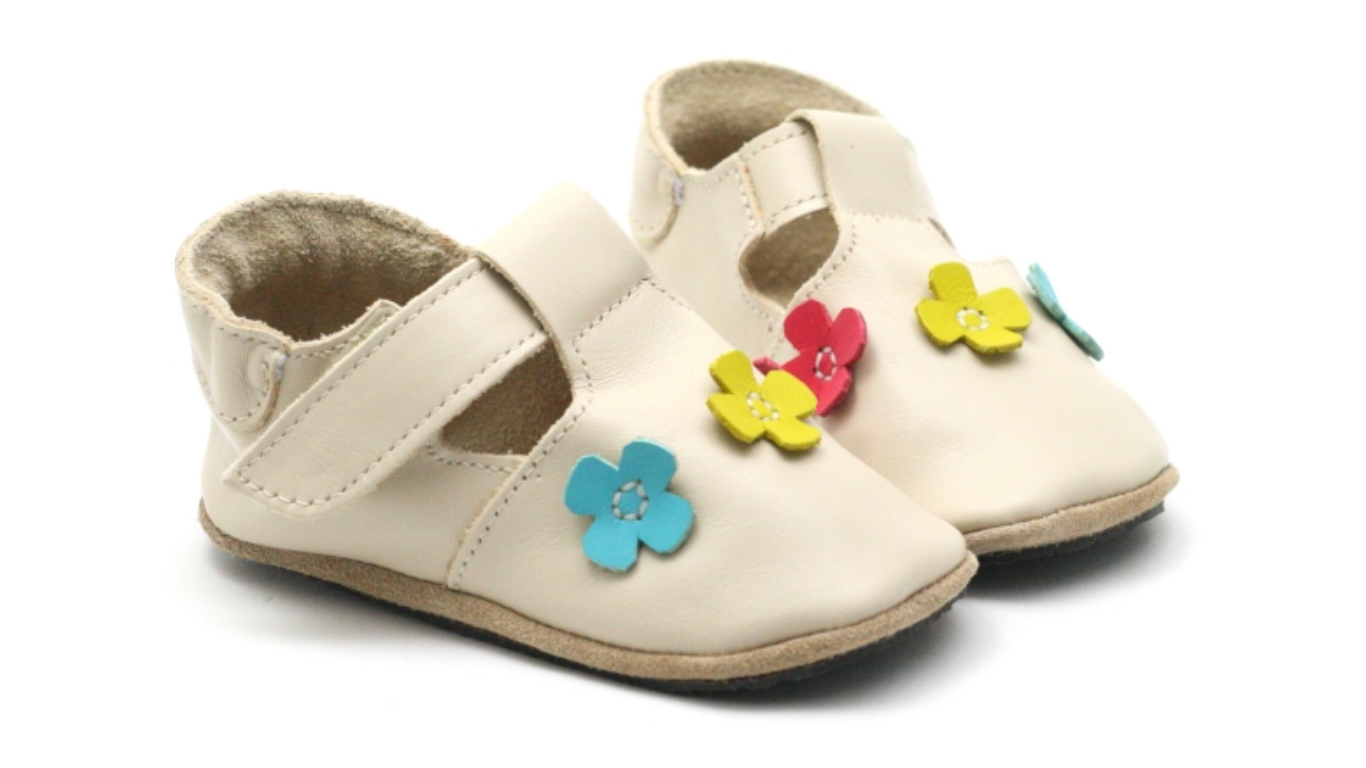 Barfußschuh für Kinder als Paar, breite Zehenbox, geschlossene Zehen, geschlossener Fersenbereich, Klettverschluss, schräge Vorderansicht.