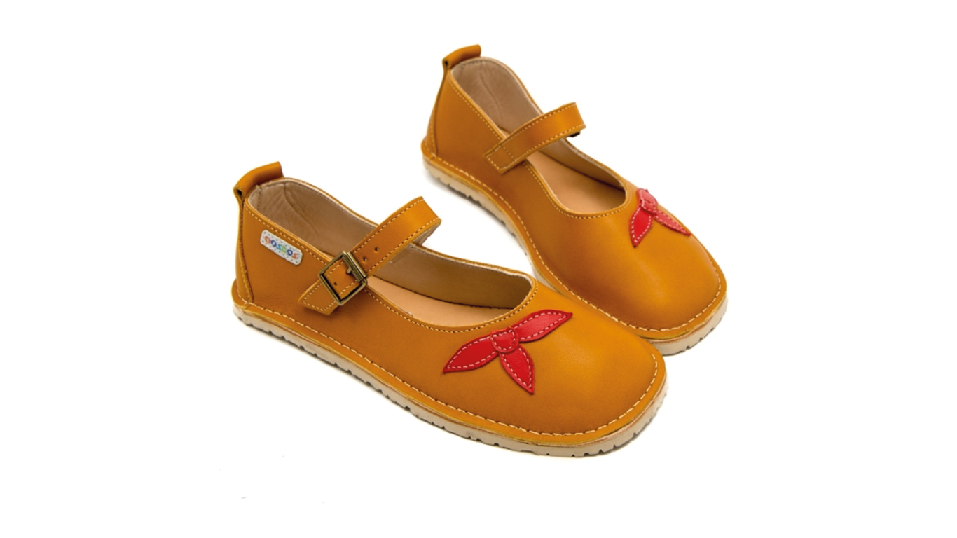Barfußballerina für Kinder als Paar, breite Zehenbox, geschlossene Zehen, offener Fersenbereich, Riemen mit Schnalle, schräge Vorderansicht.