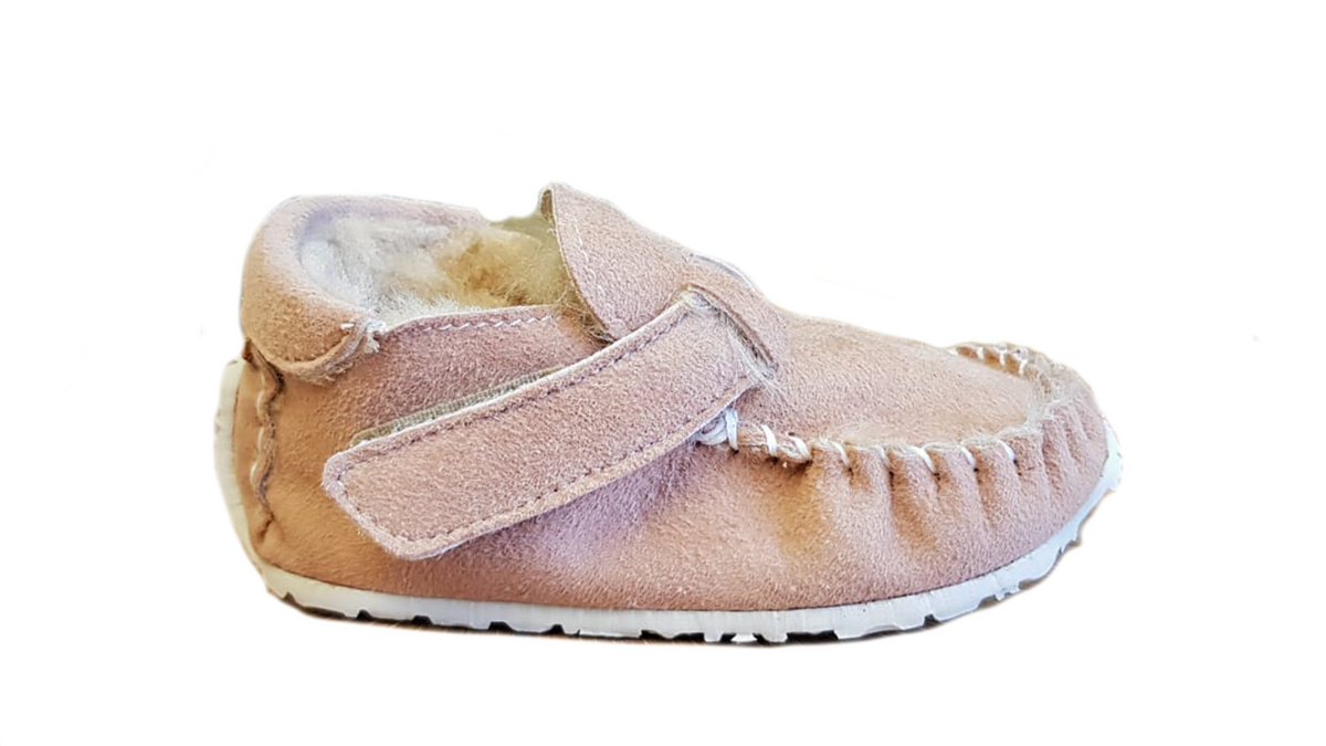 Gefütterter Lauflerner für Kinder als einzelner Schuh, breite Zehenbox, geschlossene Zehen, geschlossener Fersenbereich, Klettverschluss, Seitenansicht außen.