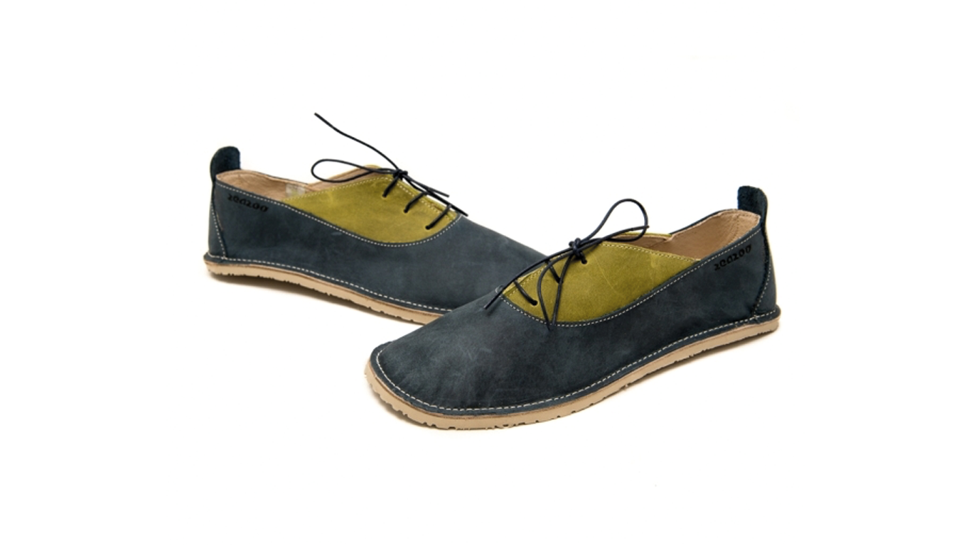 Barfußballerina für Erwachsene als einzelner Schuh, geschlossene Zehen, geschlossener Fersenbereich, Schnürung, Seitenansicht außen.