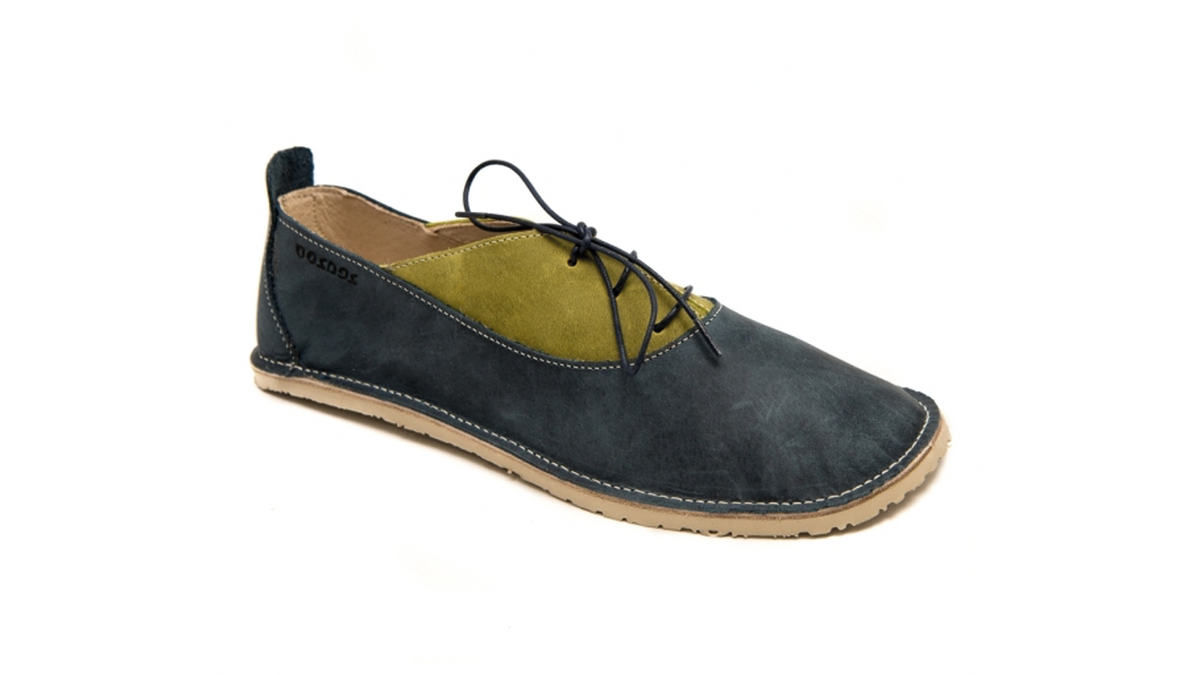 Barfußballerina für Erwachsene als einzelner Schuh, breite Zehenbox, geschlossene Zehen, geschlossener Fersenbereich, Schnürung, schräge Vorderansicht.