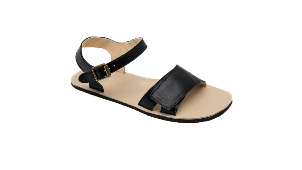 Barfußsandale für Erwachsene als einzelner Schuh, offene Zehen, offener Fersenbereich, Riemen mit Schnalle, schräge Seitenansicht.