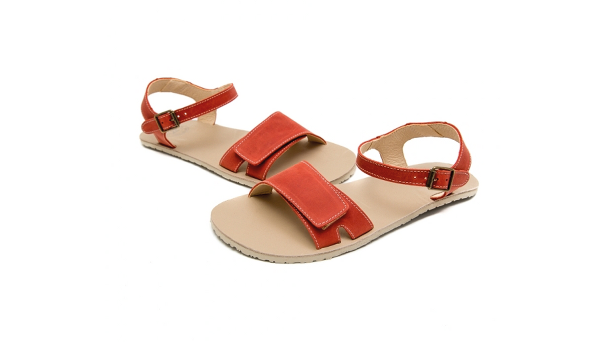 Barfußsandale für Erwachsene als einzelner Schuh, offene Zehen, offener Fersenbereich, Riemen mit Schnalle, Seitenansicht außen.