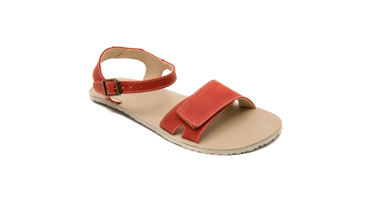 Barfußsandale für Erwachsene als einzelner Schuh, offene Zehen, offener Fersenbereich, Riemen mit Schnalle, schräge Seitenansicht.