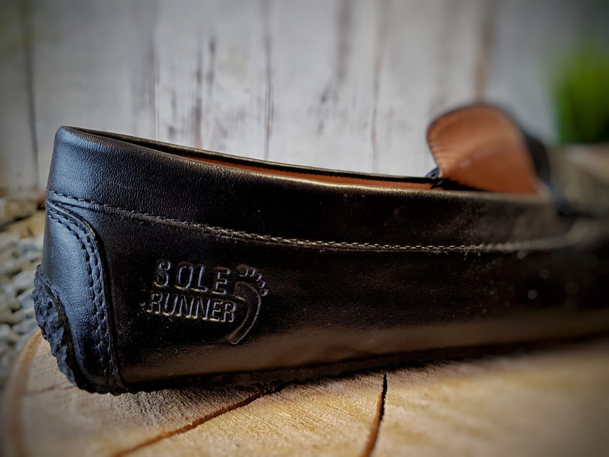 Barfußschuh Slipper, geschlossene Zehen und geschlossener Fersenbereich, ohne Verschluss, Nahtführung an der Ferse sichtbar, einzelner Schuh, Seitenansicht außen